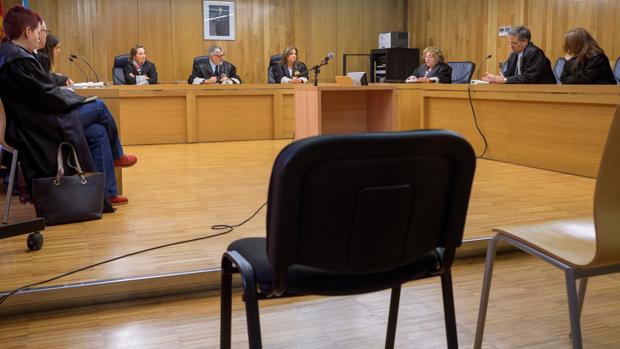 Patean a un policía tras causar daños en el casco histórico de Lugo