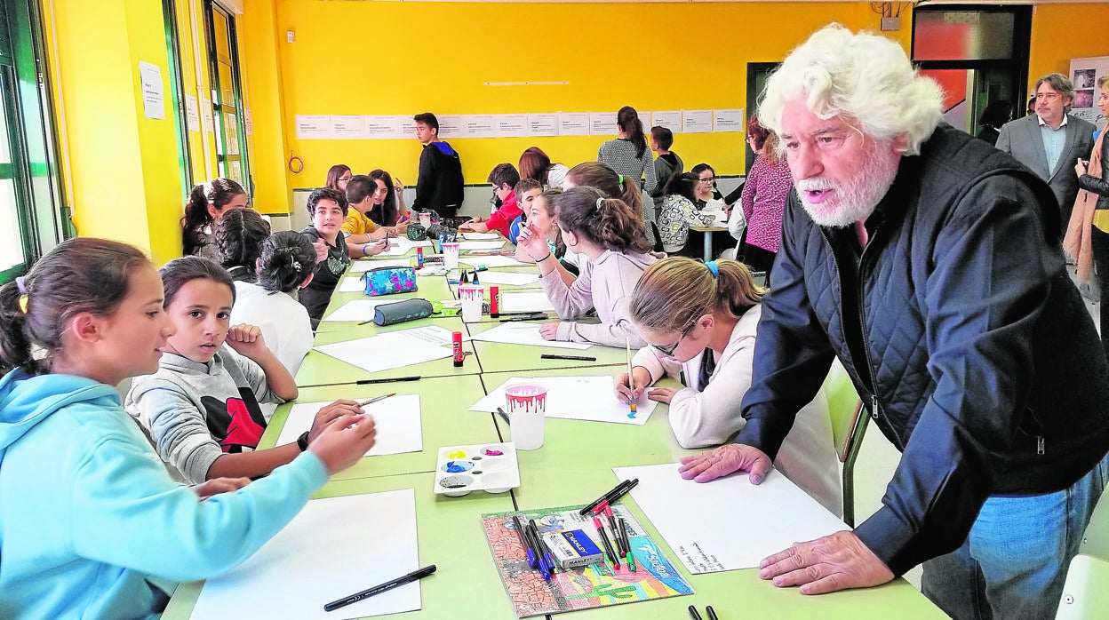 El artista Cristóbal Gabarrón dando indicaciones a los alumnos