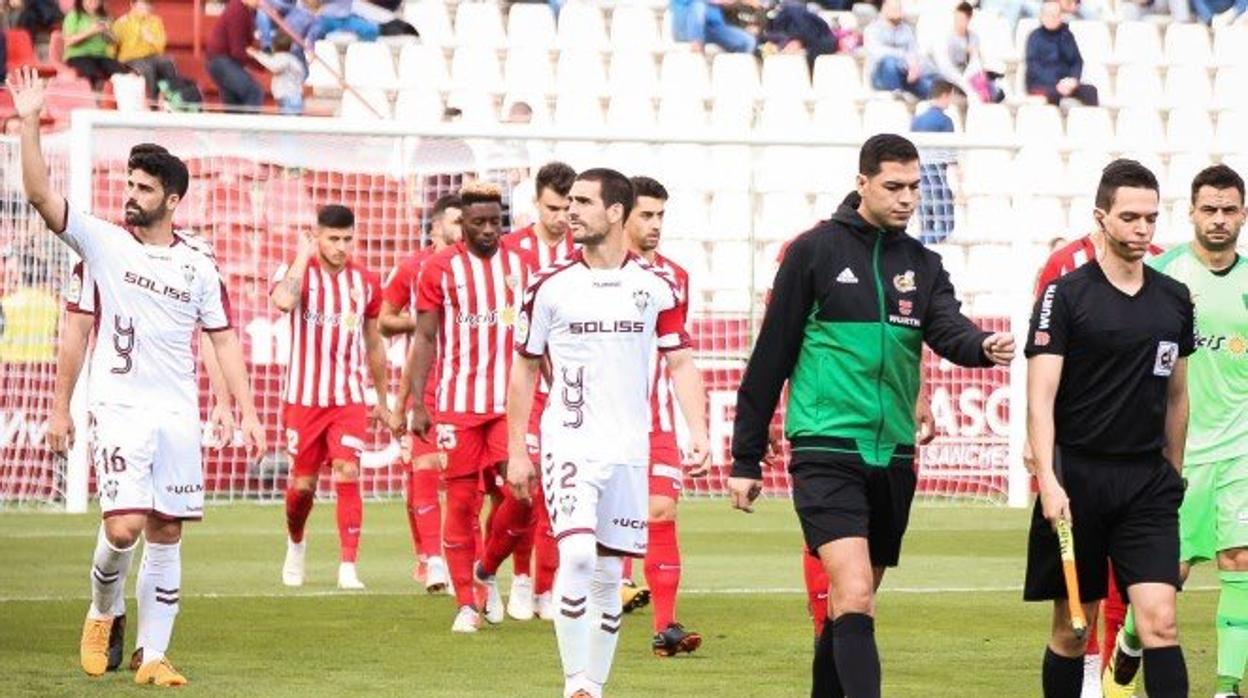 El defensa Caro fue expulsado por derribar a Luis Rioja en la frontal después de medir mal el bote del balón