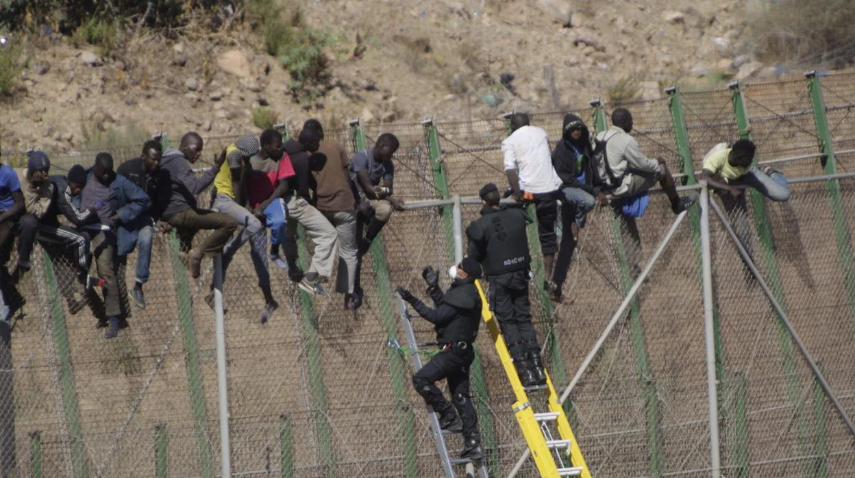 Imagen de archivo de un salto a la valla de Melilla