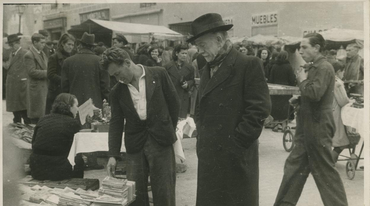 El actor Glenn Ford pasea en 1959 por el Rastro de Madrid