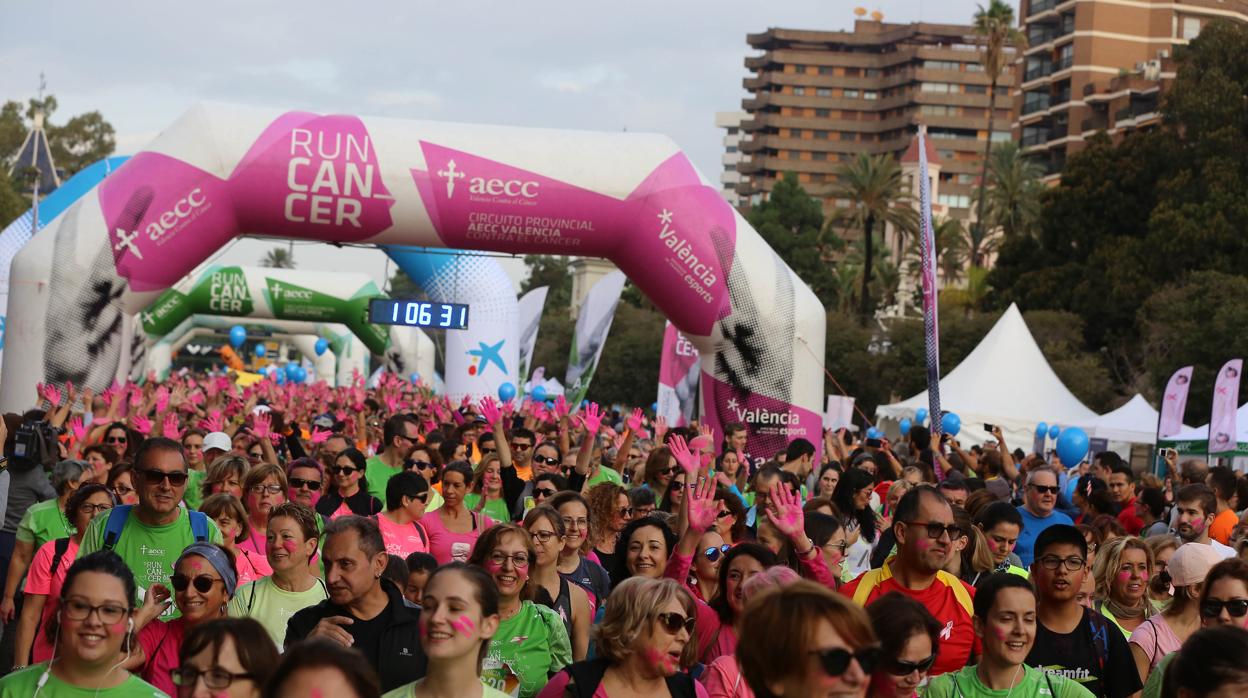 Más de 10.000 personas participan en la carrera contra el cáncer en Valencia