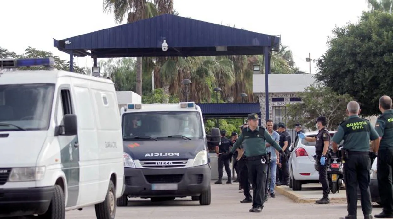 Traslado de los inmigrantes a dependencias policiales de Melilla desde el CETI de la Ciudad Autónoma