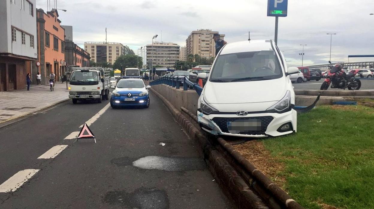 Accidente aparatoso en el interior del parking entre dos vehículos en la capital grancanaria