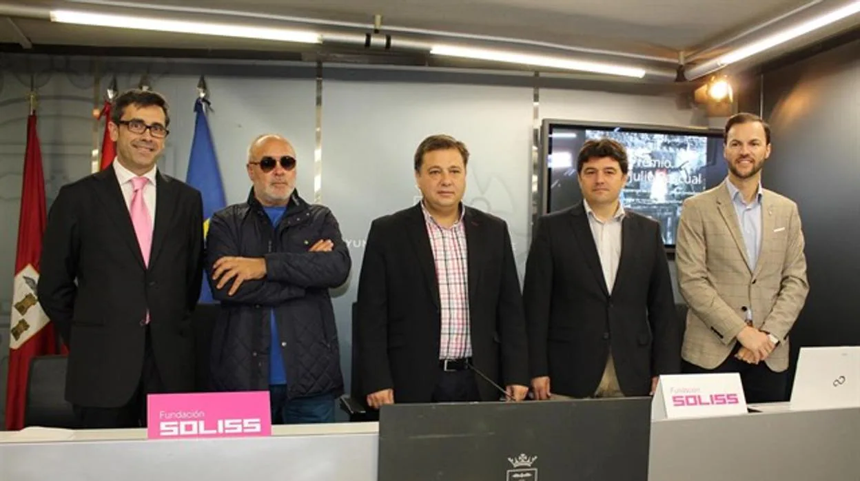 Al acto de presentación del concurso de la Fundación Soliss acudió José Antonio Iniesta, padre del jugador (segundo por la izquierda)