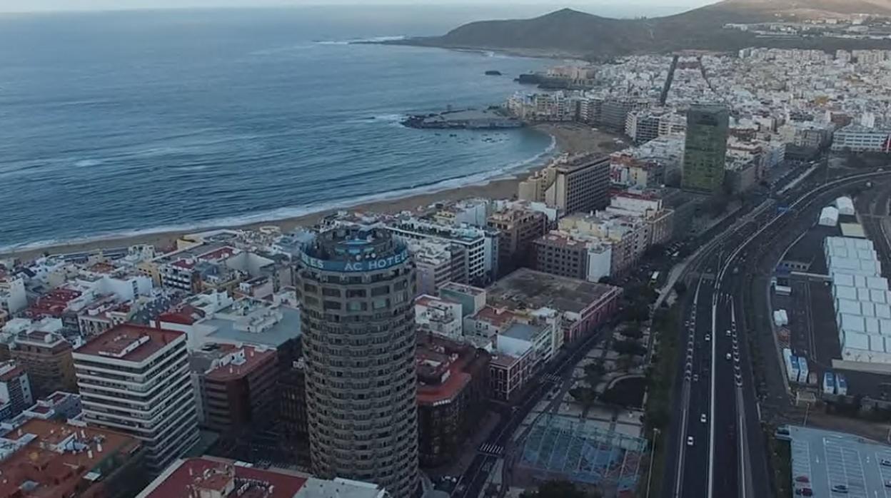 Al fondo, edificio sede de Endesa en Canarias