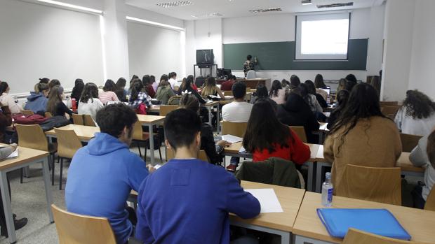 «He tenido aulas con alumnos en el suelo»