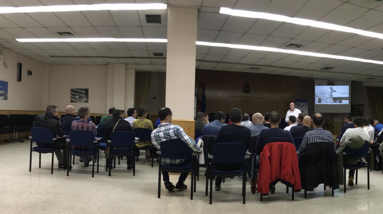 Charla formativa a policías sobre técnicas de interrogatorios