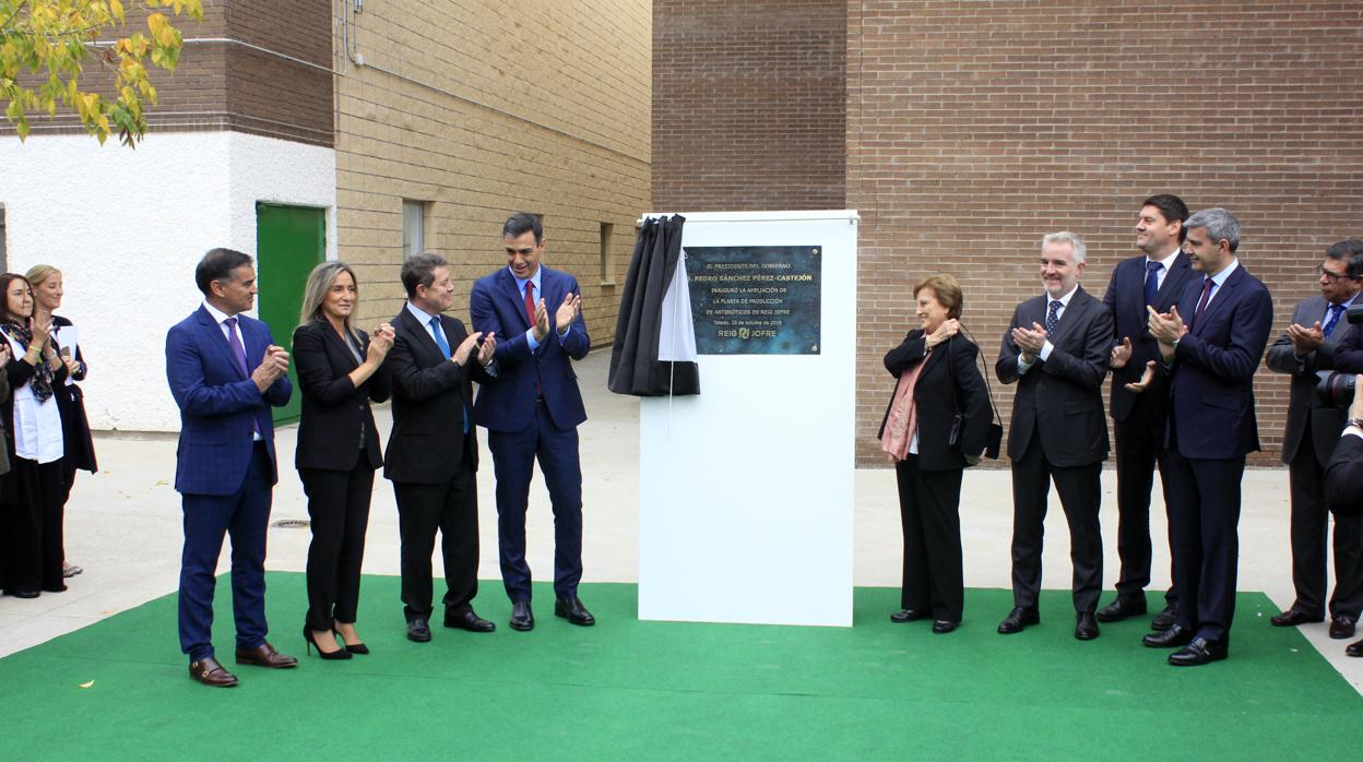 Pedro Sánchez descubre la placa de la ampliación de la planta farmaceútica Reig Jofre