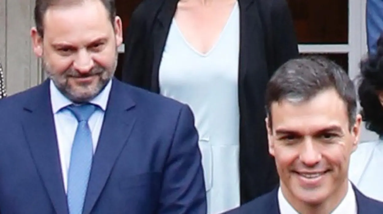 El ministro de Fomento, José Luis Ábalos, y el presidente Sánchez, en un pasado en la Moncloa