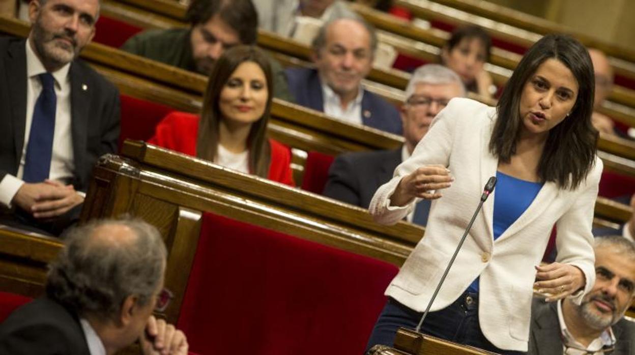 Arrimadas, durante una interpelación a Torra este miércoles en el Parlament