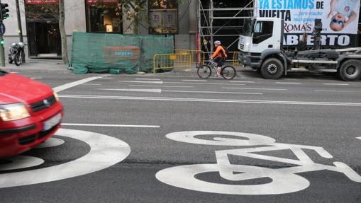 Guía para moverse por Madrid desde hoy: coches a 30 kilómetros hora y patinetes por la calzada