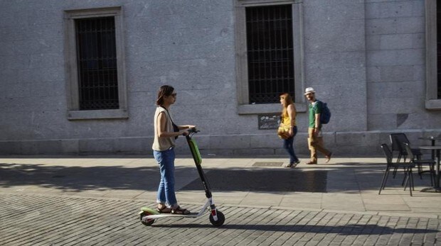 Guía para moverse por Madrid desde hoy: coches a 30 kilómetros hora y patinetes por la calzada