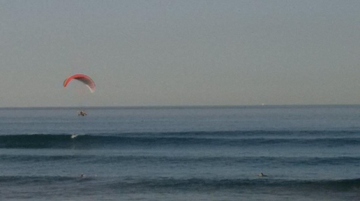 Un parapente, este miércoles, en Las Canteras, Gran Canaria