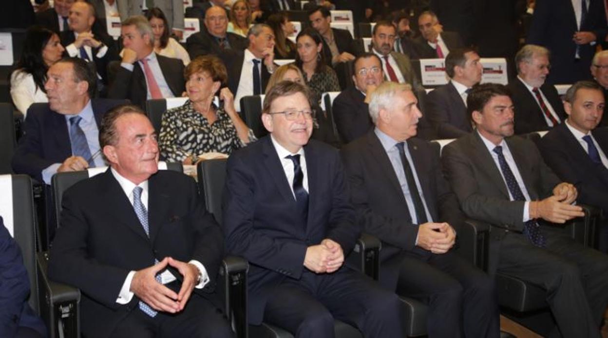 Juan Bautista Riera y Ximo Puig (izquierda), con el presidente de la Diputación de Alicante a la derecha de la imagen