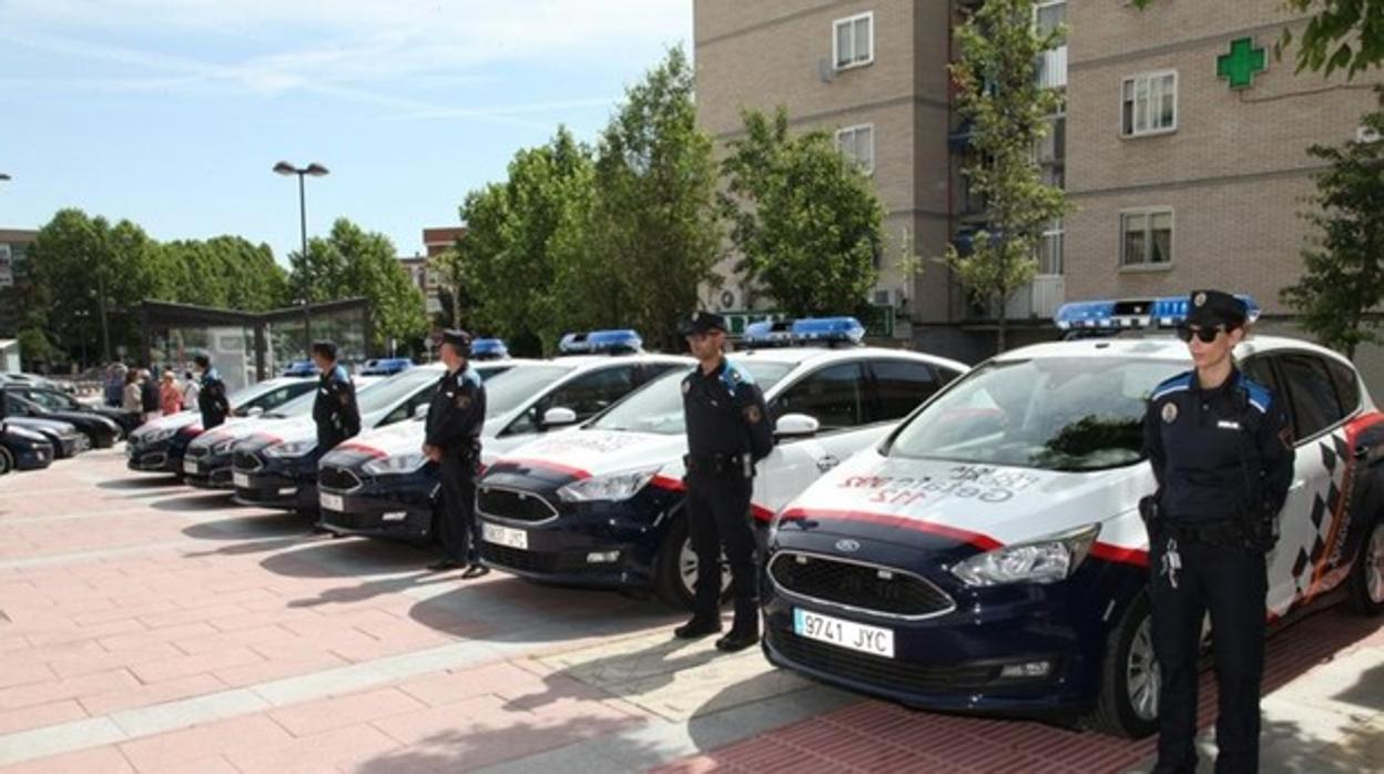 Agentes de la Policía Local de Getafe frente a sus coches