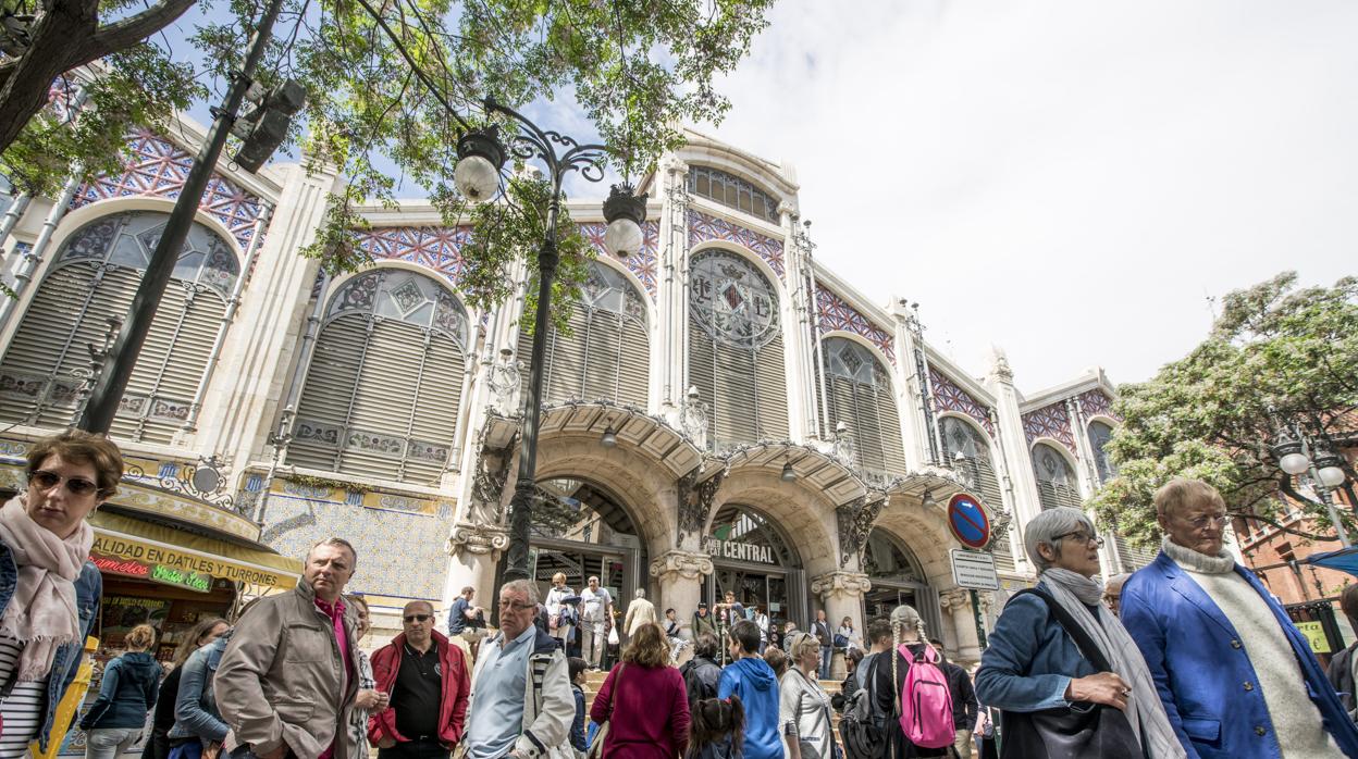 Imagen de un grupo de turistas en el Mercado Central de Valencia