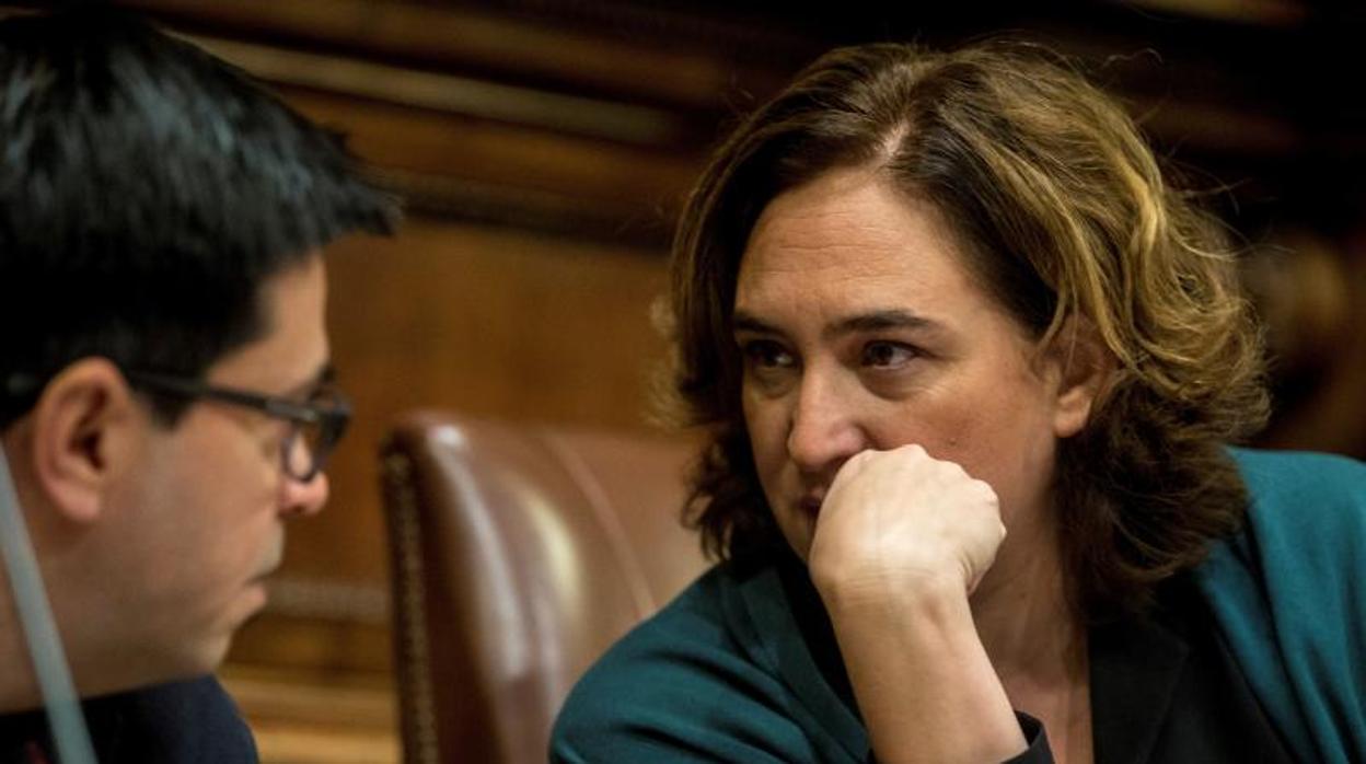 Ada Colau hablando con Gerardo Pisarello, hoy, en el plenario del Ayuntamiento