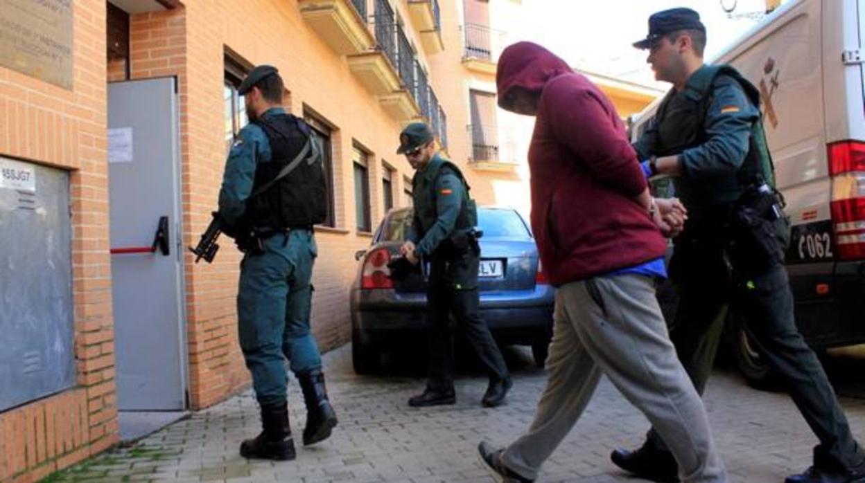 El presunto sicario acusado del asesinato de Mercedes es escoltado, en junio pasado, por agentes de la Guardia Civil a su llegada a los juzgados de Illescas