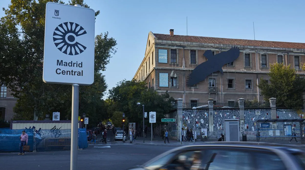 Carteles con la señalización de la entrada en la zona de restricciones Madrid Central