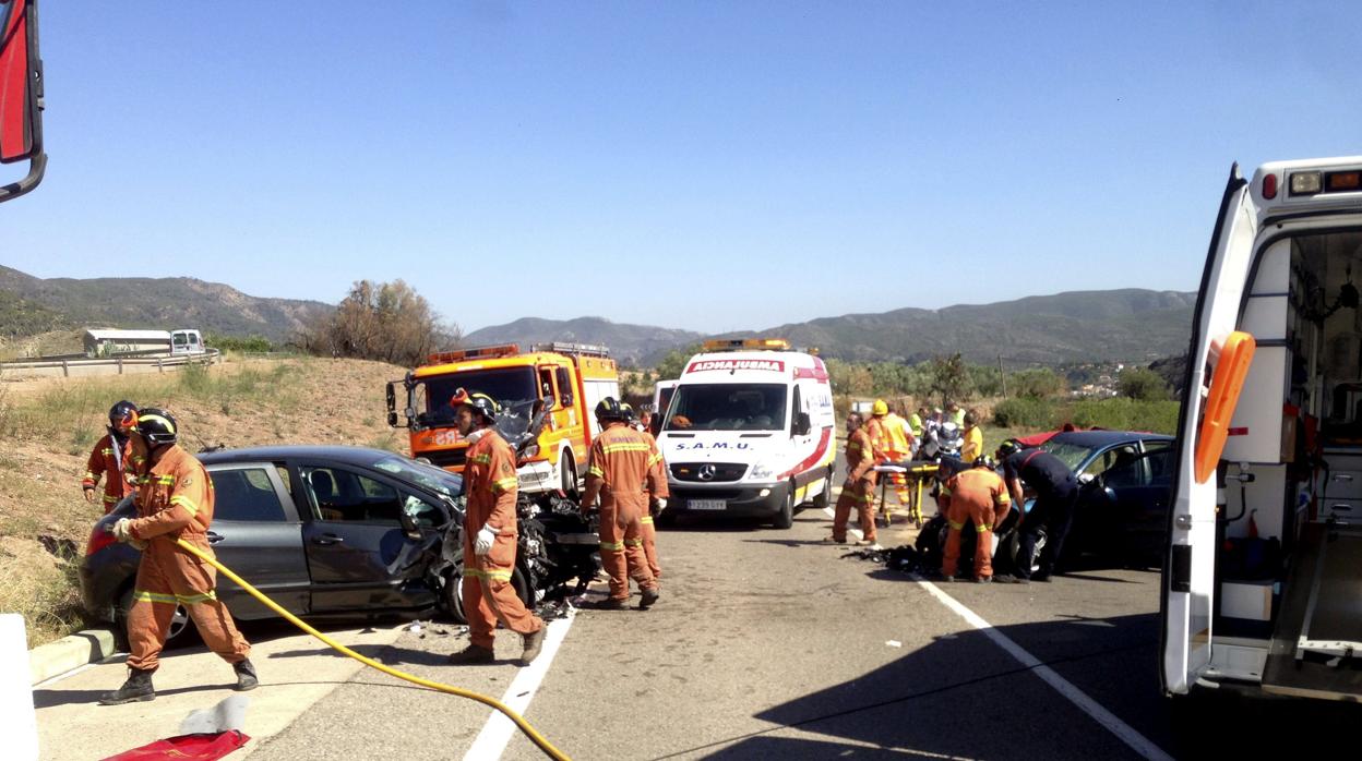 Imagen de archivo de la intervención de bomberos en un accidente de tráfico