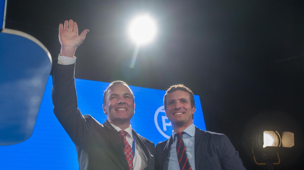 El presidente del PP, Pablo Casado, junto al presidente del GPPE en el Parlamento Europeo, Manfred Weber