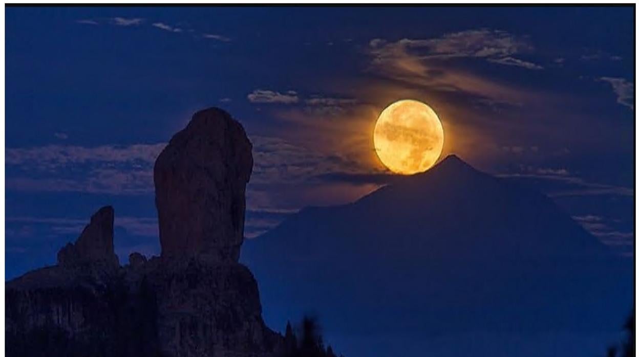 El Teide, en Tenerife, y el Roque Nublo, en Gran Canaria, con una superluna de testigo