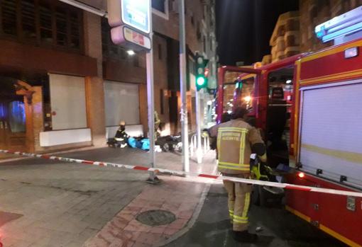 Bomberos del SPEIS durante la extinción del incendio