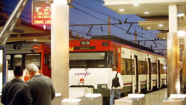 Hasta 70 minutos de retraso en los trenes de Cercanías de Valencia por una avería en la Estación del Norte