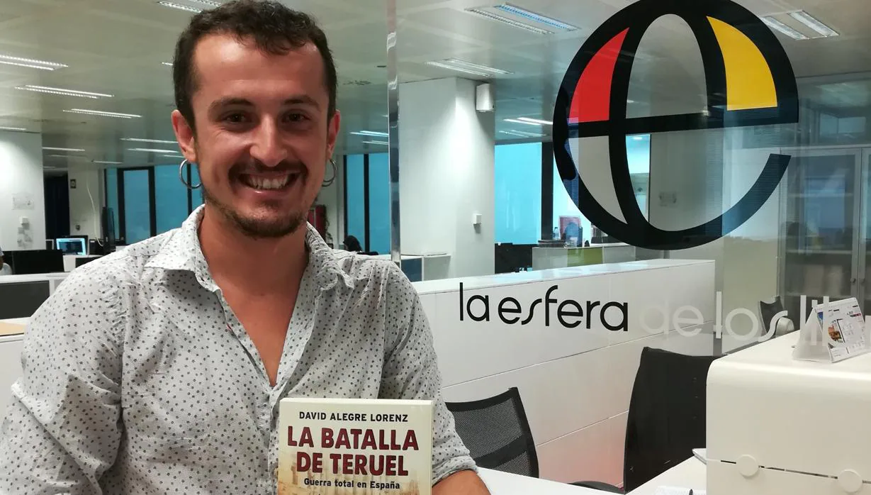 El historiador David Alegre Lorenz posa con su libro «La batalla de Teruel»