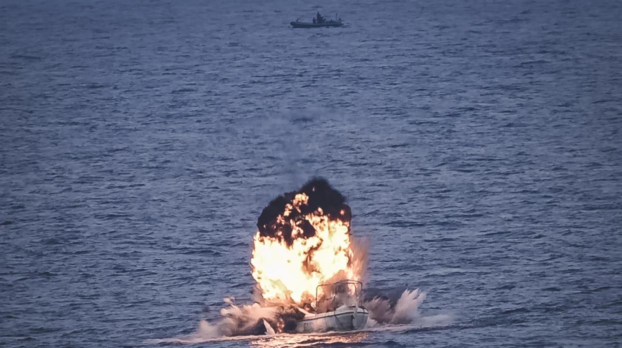 Momento de la destrucción del ballenero pirata en aguas somalíes