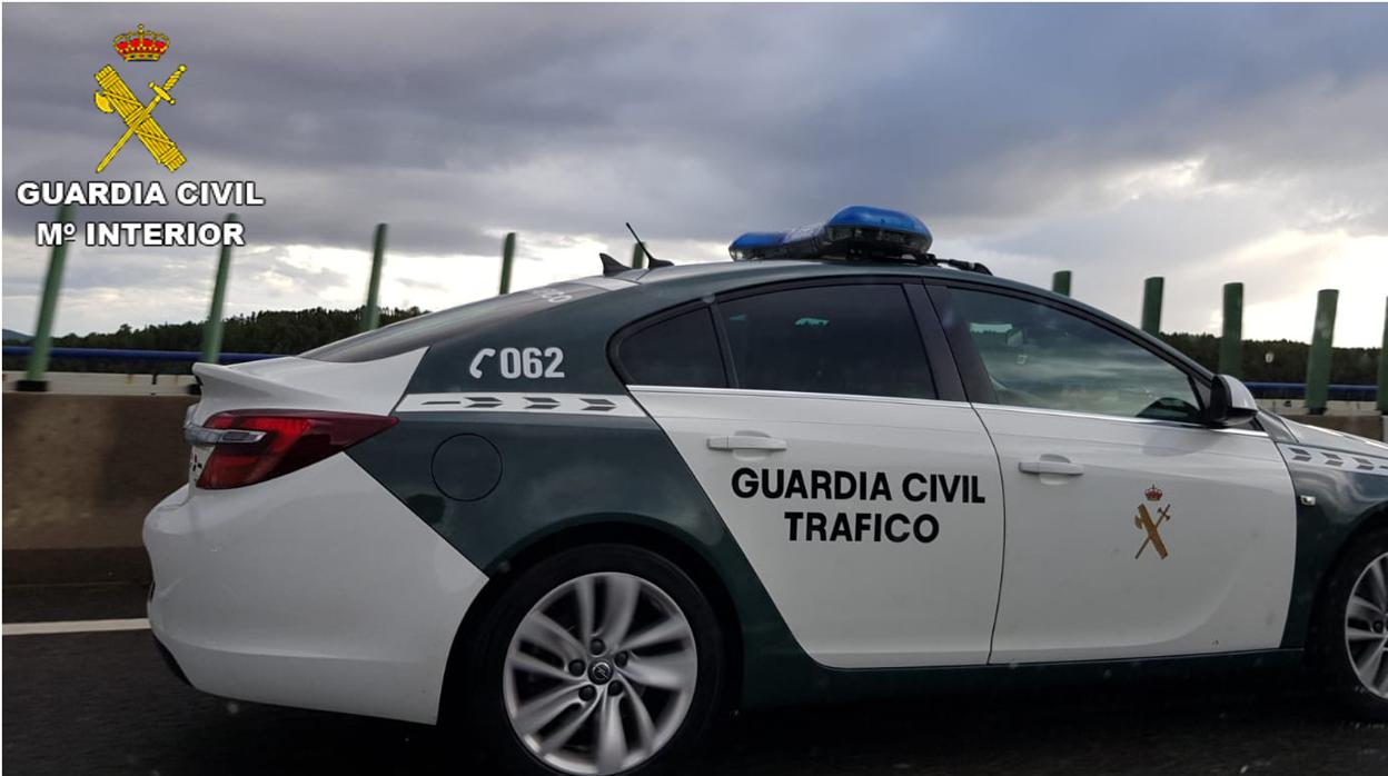 El coche de la Guardia Civil que ha acompañado a la madre hasta el hospital