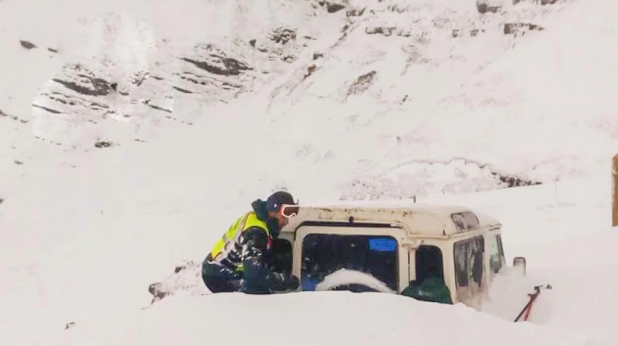 Los agentes tuvieron que despejar la nieve para rescatar a los atrapados del interior del vehículo