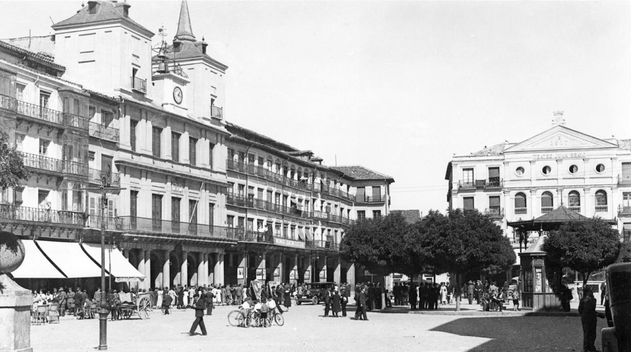 Plaza Mayor de Segovia con el Juan Bravo a la derecha