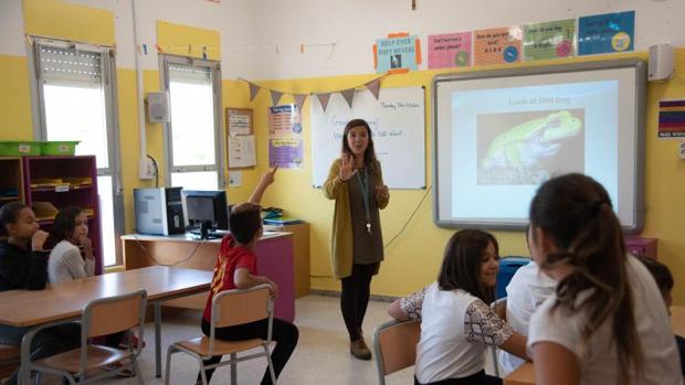 Cataluña prepara un plan para impulsar el uso móviles en la escuela