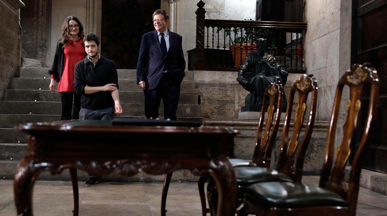 Ximo Puig, Mónica Oltra y Antonio Estañ, este martes en el Palau de la Generalitat durante la firma del acuerdo