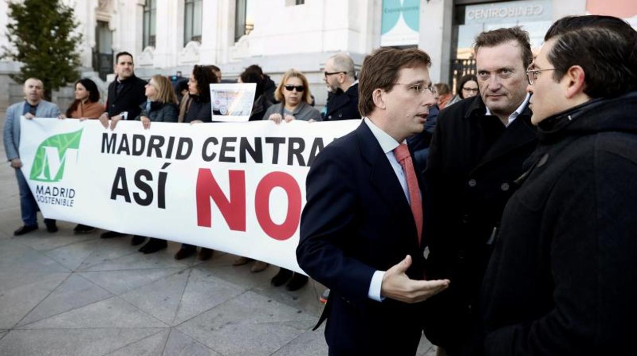 El portavoz del PP en el Ayuntamiento de Madrid, José Luis Martínez Almeida, acudió ayer a la concentración convocada por la Plataforma de Afectados por Madrid Central frente al Palacio de Cibeles