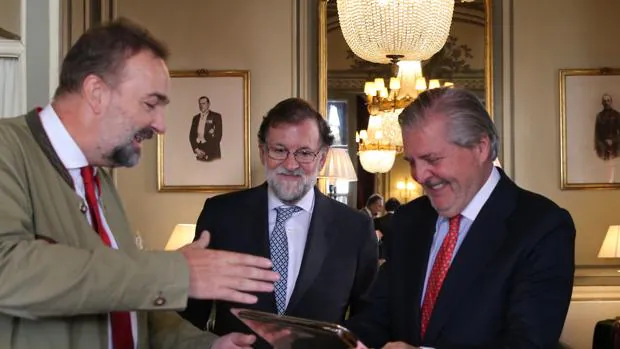 Rajoy reaparece en el aniversario del 155 rodeado de su equipo