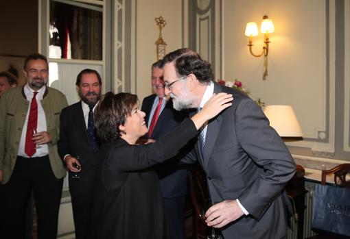Mariano Rajoy y Soraya Sáenz de Santamaría se saludan ayer al llegar a la entrega del premio