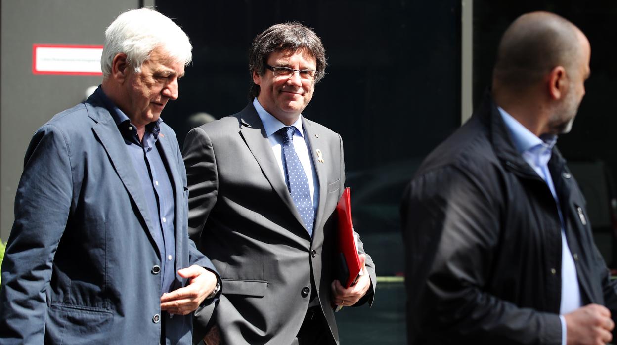 El empresario Matamala acompaña a Puigdemont, en un acto en Berlín