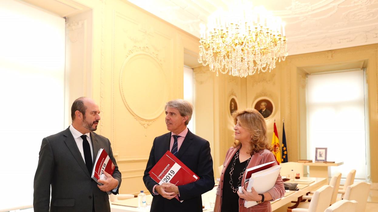 Pedro Rollán (izq.), portavoz, Ángel Garrido, presidente regional, y Engracia Hidalgo, consejera de Economía, Empleo y Hacienda