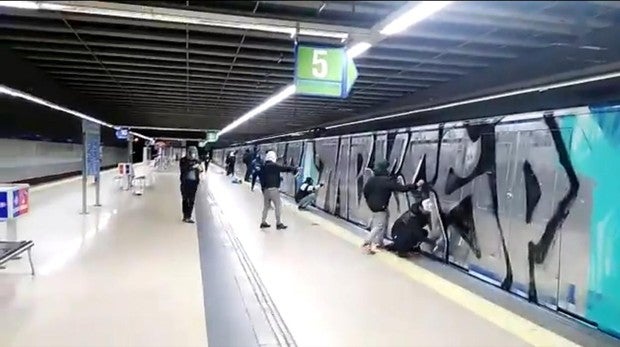 Un maquinista sufre una crisis de ansiedad tras ser forzado por una banda de grafiteros a mover el tren