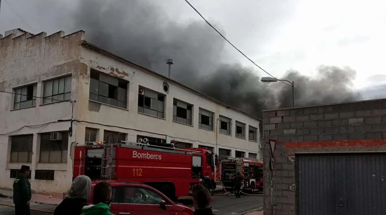 Imagen de la columna de humo producida por el incendio de la fábrica en Ibi