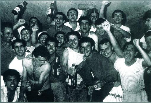 Imagen de la plantilla del CD Toledo de la temporada 1986/1987, celebrando el ascenso a Tercera División desde Preferente