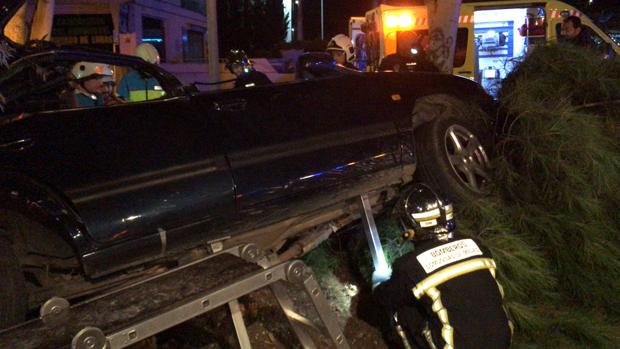 Un muerto y un herido grave al chocar un coche contra árbol en Navalcarnero