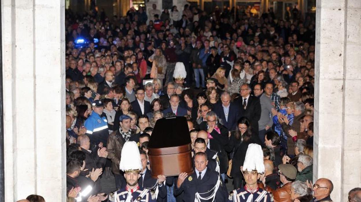 El féretro entra en el Ayuntamiento de Valladolid