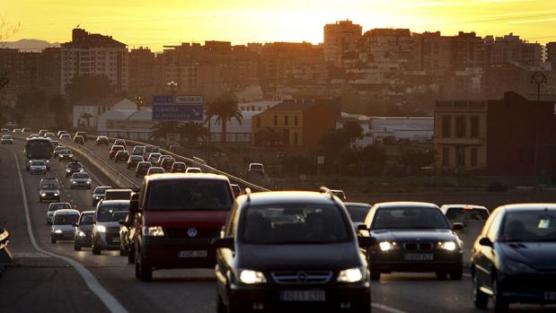 Varios kilómetros de retenciones para entrar a Valencia tras el fin de puente de Todos los Santos