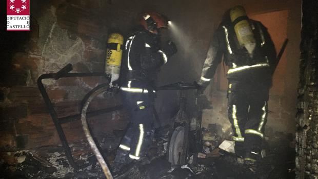 Veinticinco desalojados y cuatro afectados por humo tras un incendio en un edificio en la Vall d'Uixó