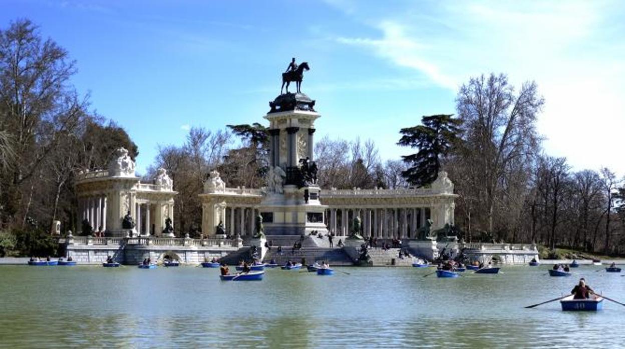 El Estanque Grande del Retiro, con el monumento a Alfonso XII al fondo, repleto de barcas