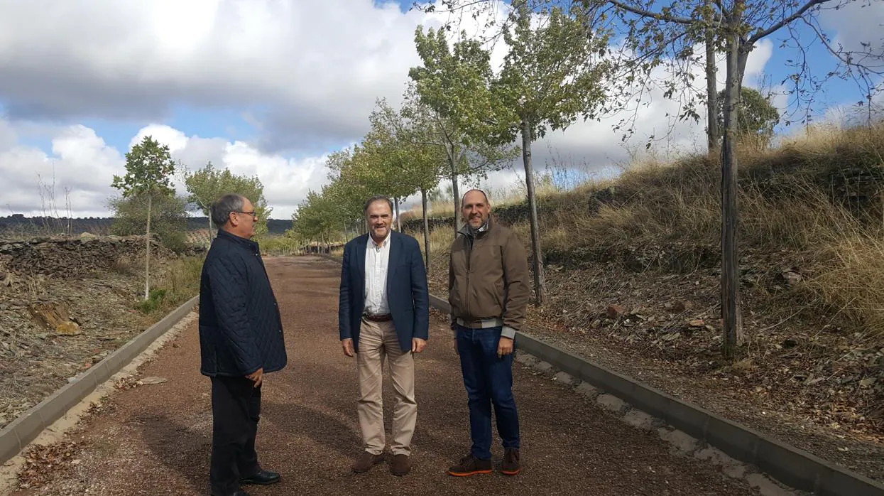 El delegado de la Junta en Talavera, David Gómez, con el alcalde de La Nava, Rufino Muñoz